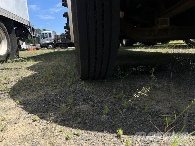 Freightliner M2 106 Camiones con caja de remolque