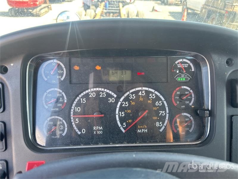 Freightliner M2 106 駕駛室與內部