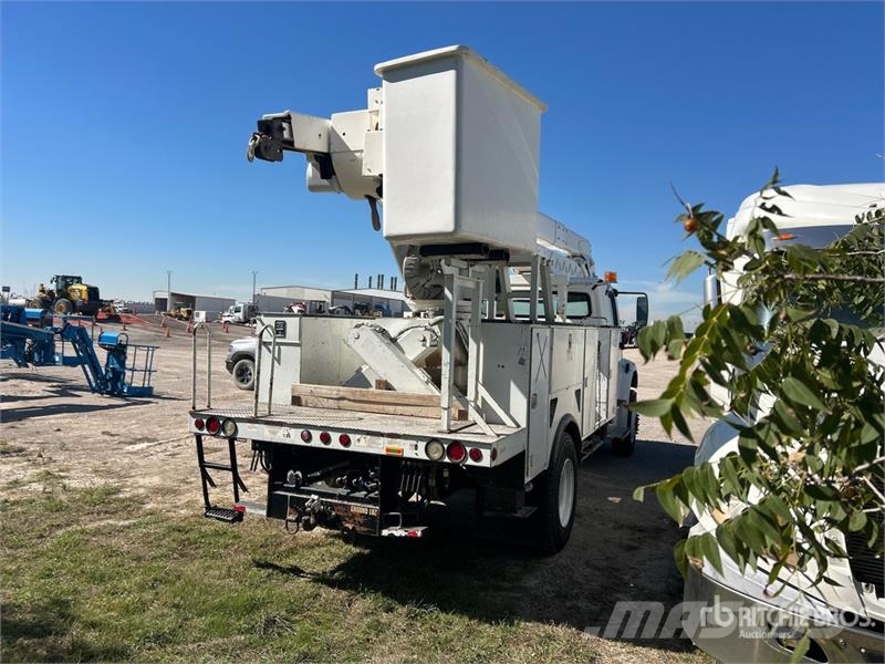 Freightliner M2 106 卡車裝載高空作業車