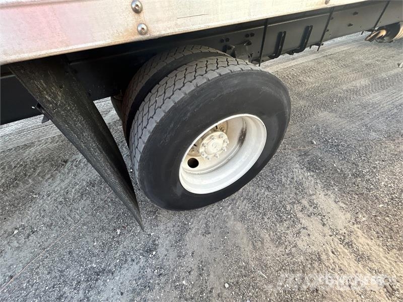 Freightliner M2 106 Camiones caja cerrada