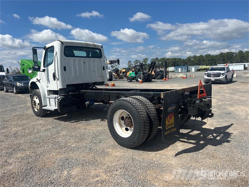 Freightliner M2 106 駕駛室與內部
