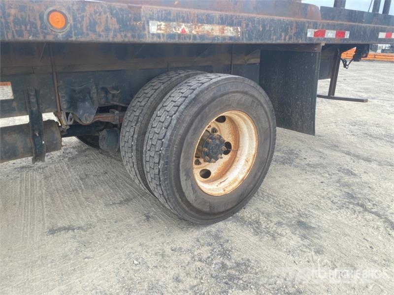 Freightliner M2 106 平板式/側卸式卡車