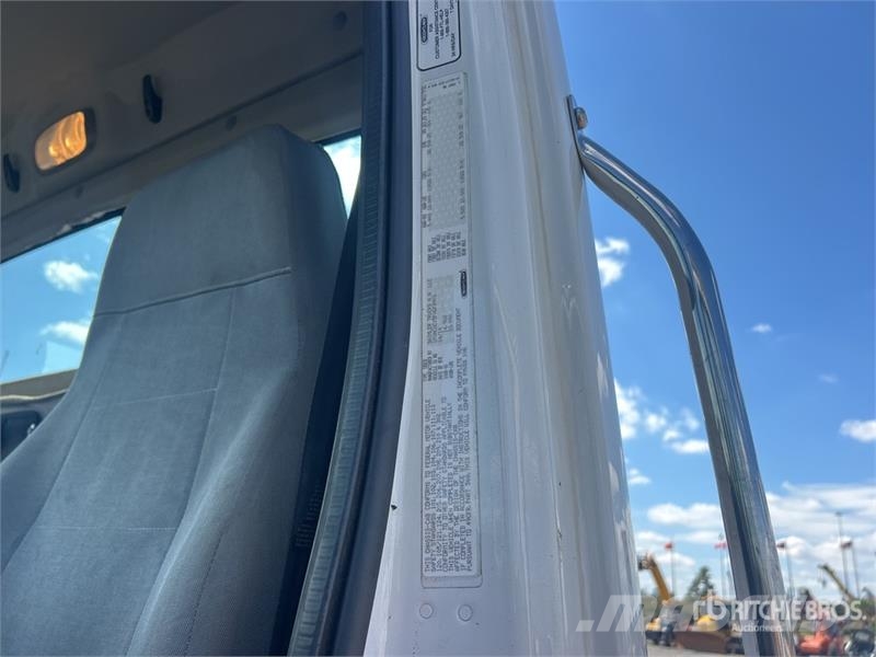 Freightliner M2 106 駕駛室與內部