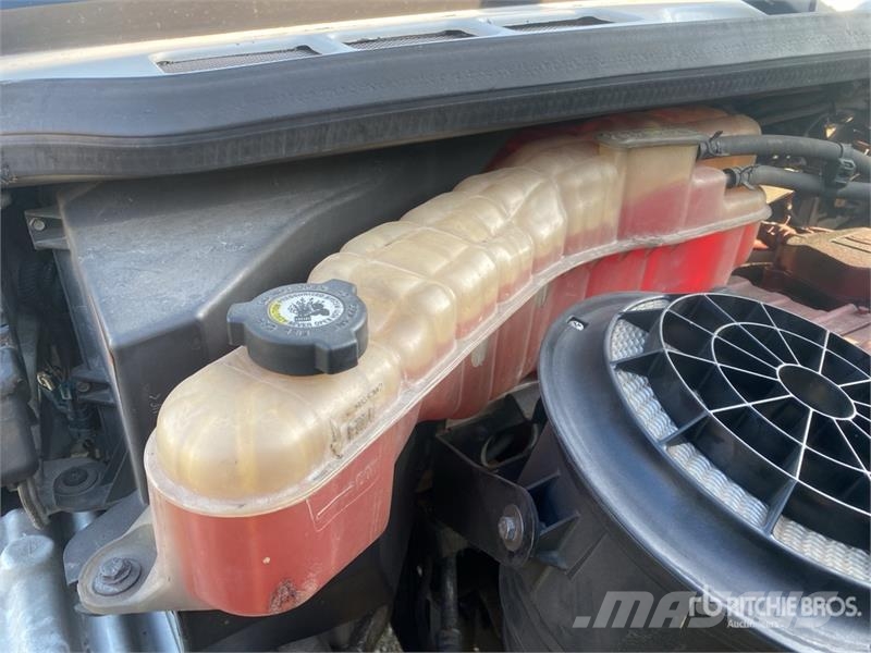 Freightliner M2 106 貨箱式卡車