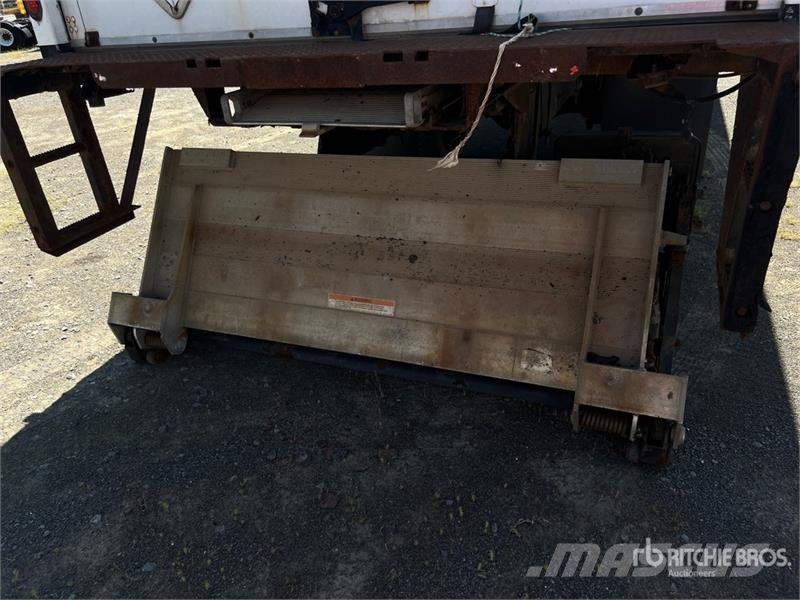 Freightliner M2 106 Camiones con caja de remolque