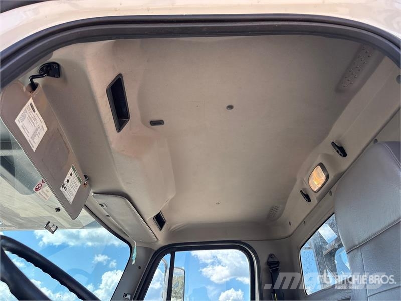 Freightliner M2 106 Pacēlāji uz automašīnas bāzes