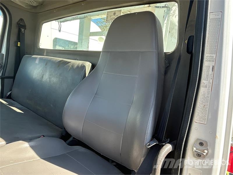 Freightliner M2 106 卡車裝載高空作業車