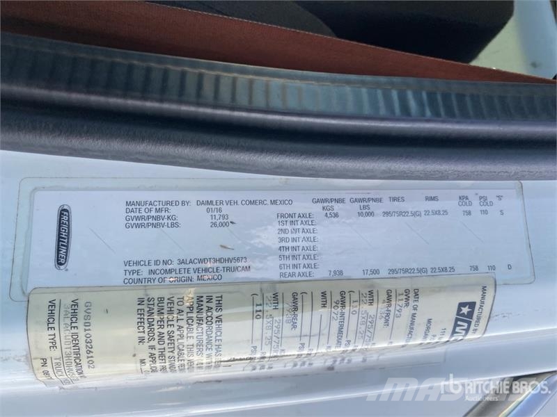 Freightliner M2 106 貨箱式卡車