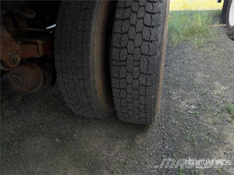 Freightliner M2 106 Camiones con caja de remolque