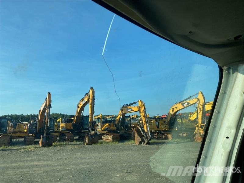 Freightliner M2 106 貨箱式卡車