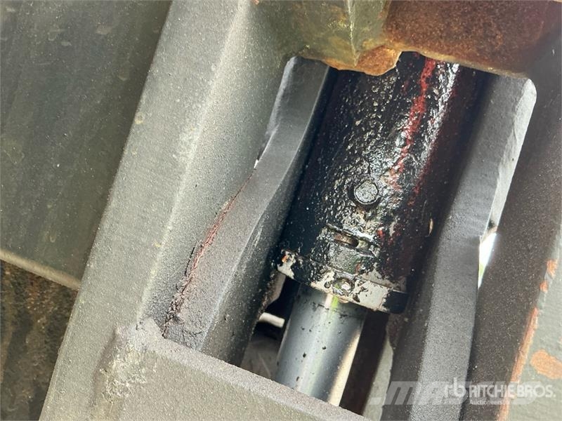 Freightliner M2 106 Sunkvežimiai su dengtu kėbulu