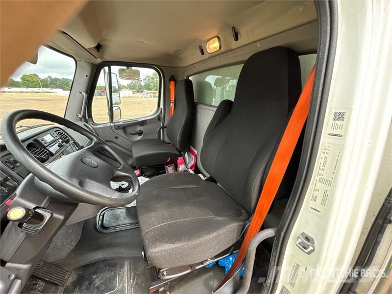 Freightliner M2 106 Грузовики-Рефрижераторы