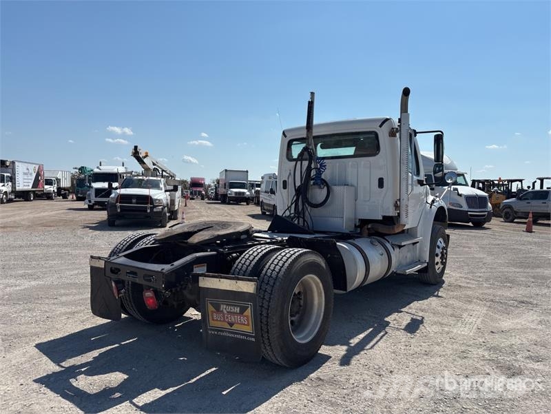 Freightliner M2 106 Vetopöytäautot