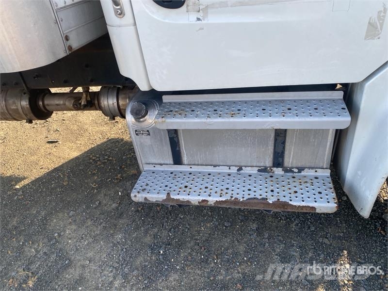 Freightliner M2 106 貨箱式卡車