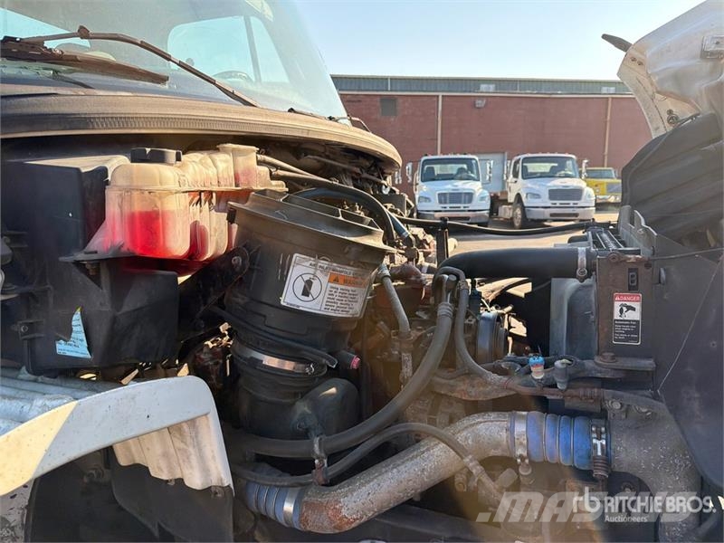 Freightliner M2 106 Camiones portacoches