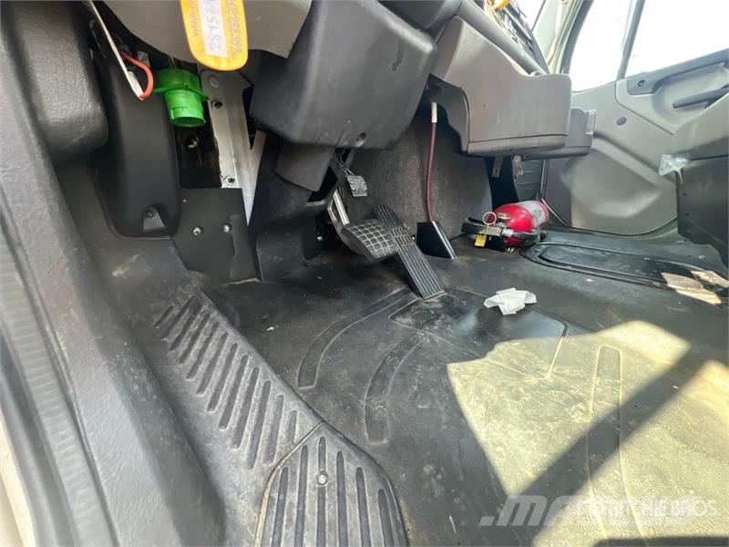 Freightliner M2 106 Cabine e interni
