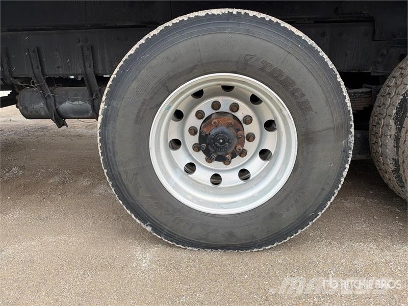 Freightliner M2 106 Teherautóra szerelt emelők és állványok