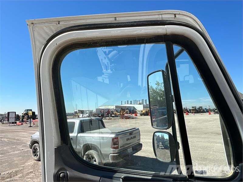 Freightliner M2 106 卡車裝載高空作業車