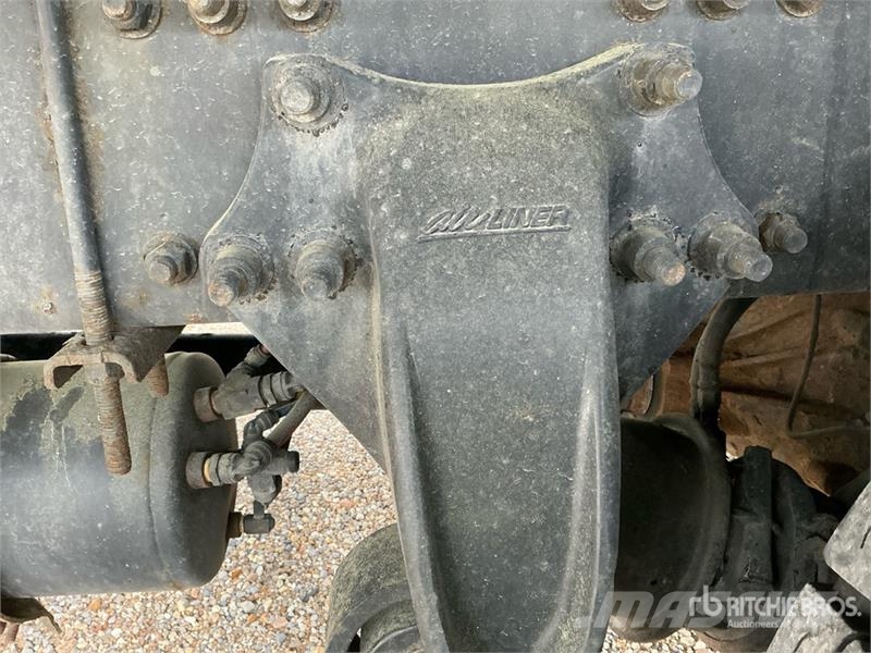 Freightliner M2 106 Sunkvežimiai su dengtu kėbulu