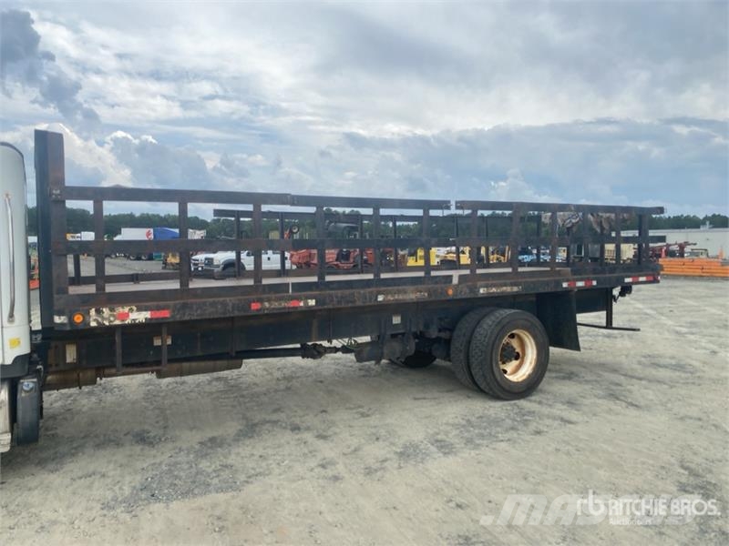 Freightliner M2 106 平板式/側卸式卡車