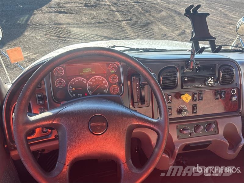 Freightliner M2 106 Furgons