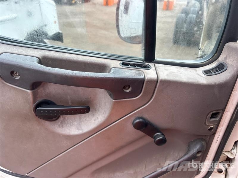 Freightliner M2 106 Camiones bañeras basculantes o volquetes
