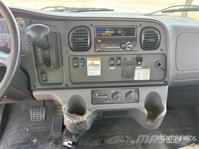 Freightliner M2 106 Pacēlāji uz automašīnas bāzes