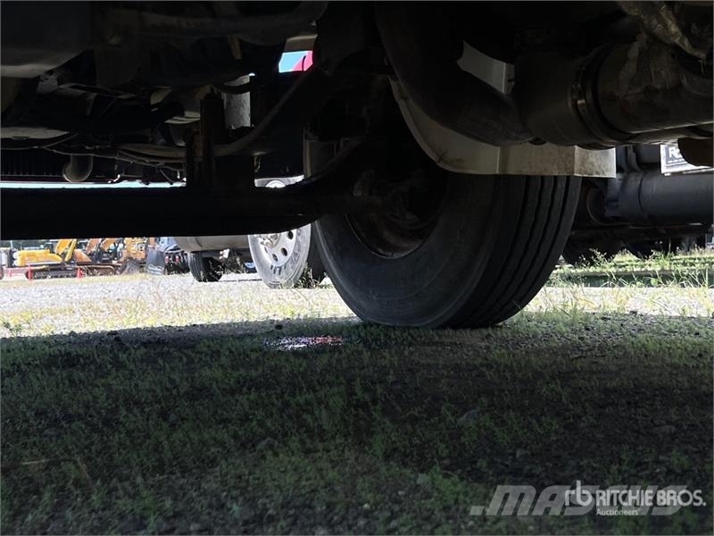 Freightliner M2 106 Camiones con caja de remolque