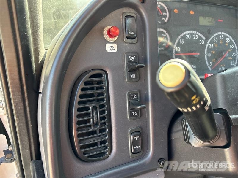 Freightliner M2 106 Kabine i unutrašnjost