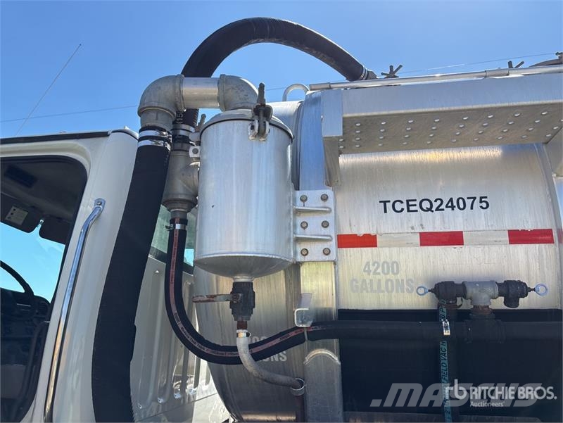Freightliner M2 106 Camiones aspiradores/combi