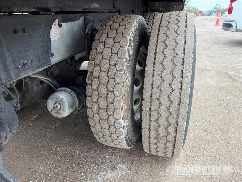 Freightliner M2 106 Teherautóra szerelt emelők és állványok