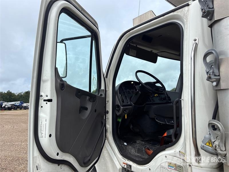 Freightliner M2 106 Грузовики-Рефрижераторы