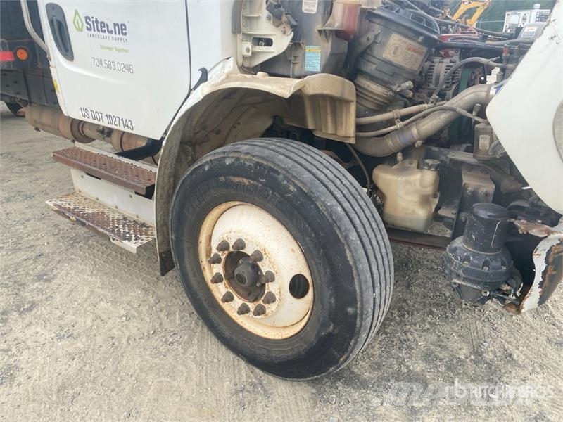 Freightliner M2 106 平板式/側卸式卡車