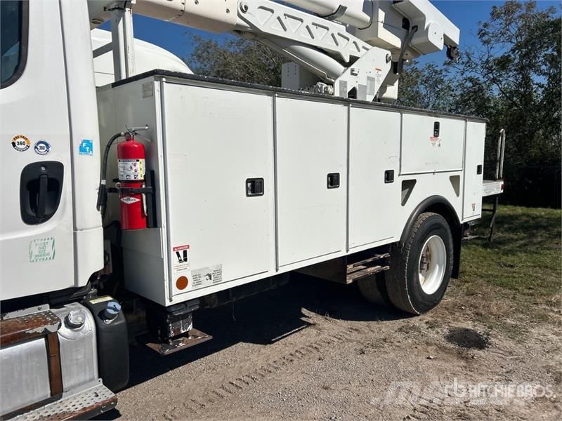 Freightliner M2 106 卡車裝載高空作業車