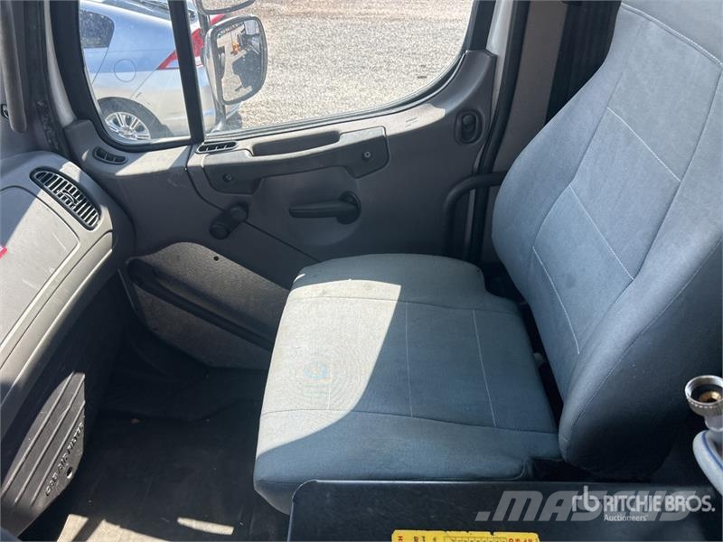 Freightliner M2 106 駕駛室與內部