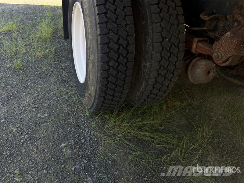 Freightliner M2 106 Camiones con caja de remolque