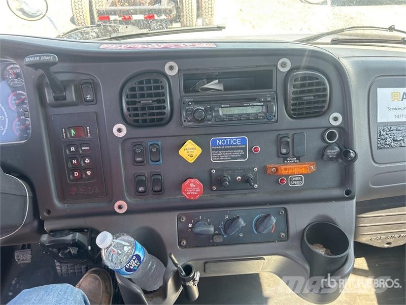 Freightliner M2 106 駕駛室與內部