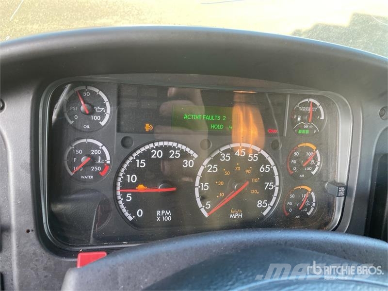 Freightliner M2 106 貨箱式卡車