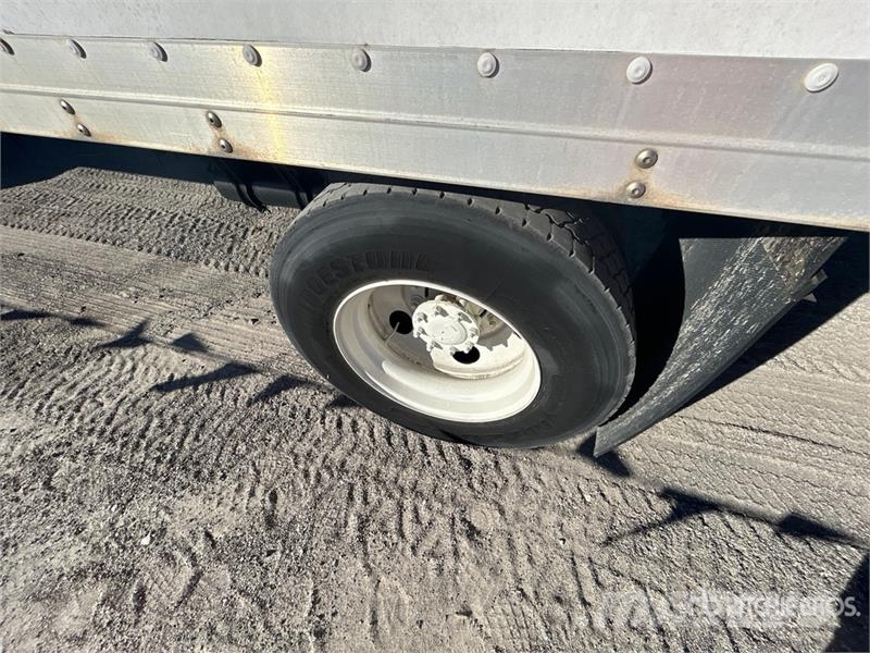 Freightliner M2 106 Camiones caja cerrada