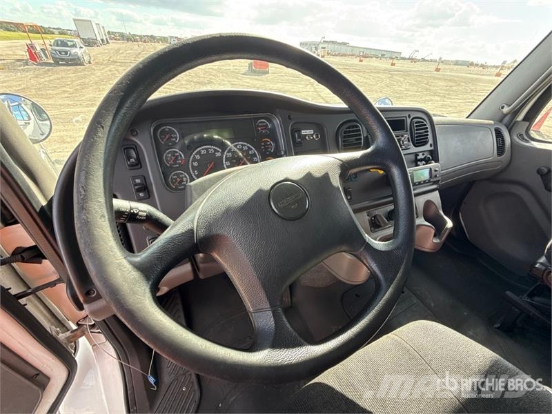 Freightliner M2 106 Camiões caixa temperatura controlada