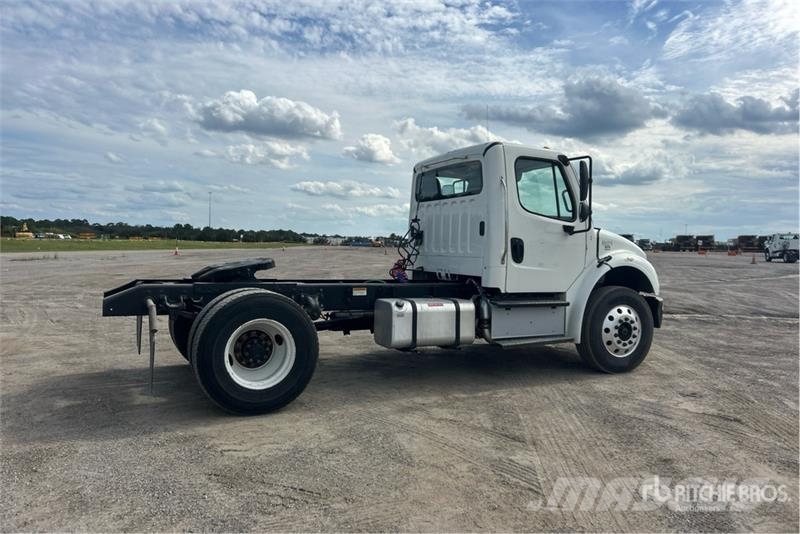 Freightliner M2 106 Тягачі