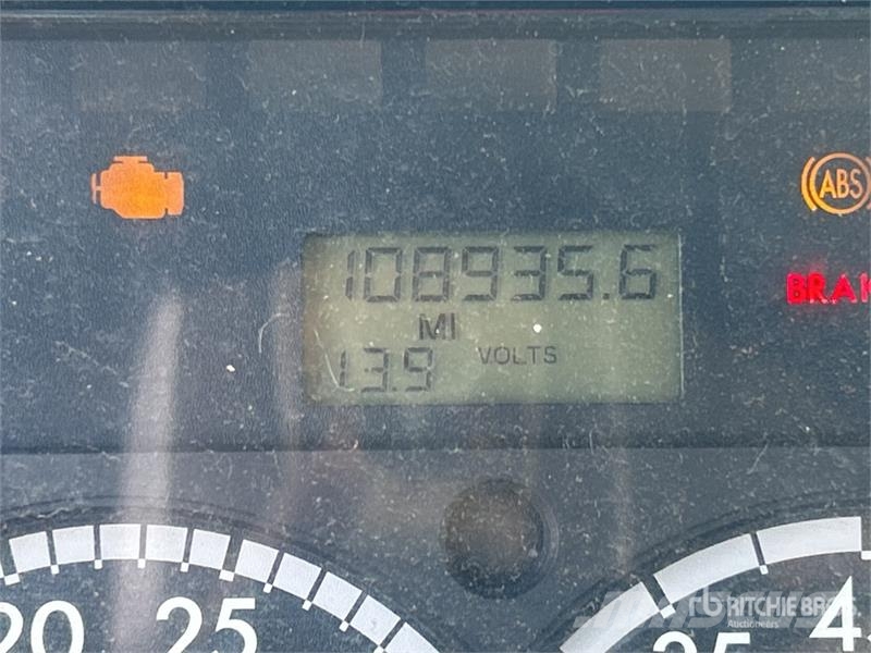 Freightliner M2 106 駕駛室與內部