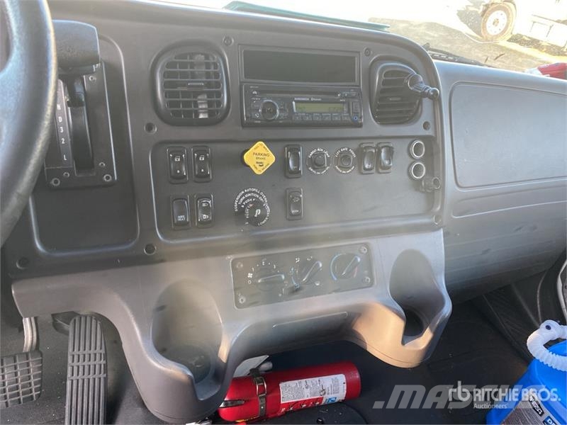 Freightliner M2 106 貨箱式卡車