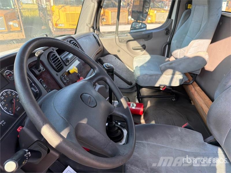 Freightliner M2 106 Camiones portacoches