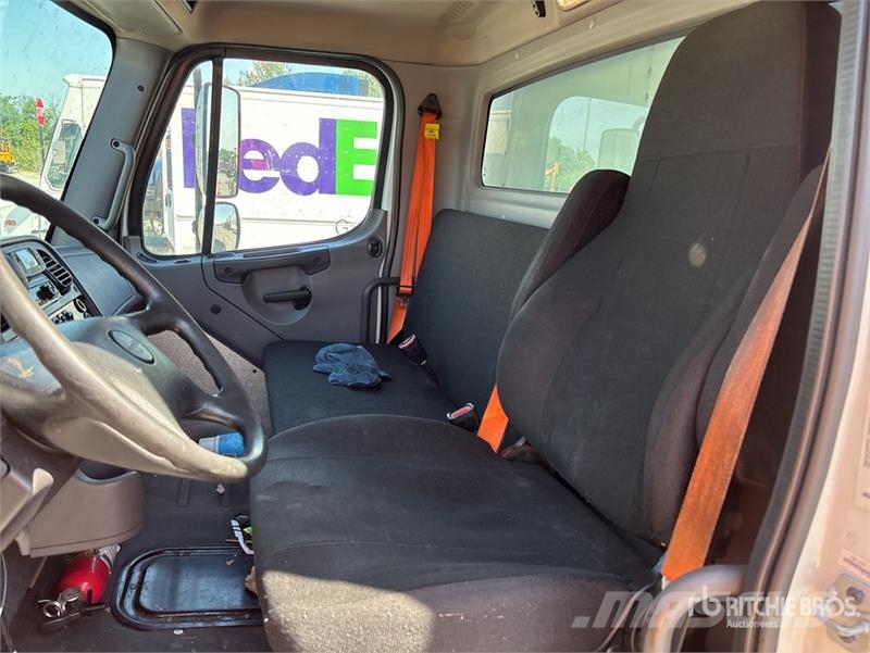 Freightliner M2 106 Furgons