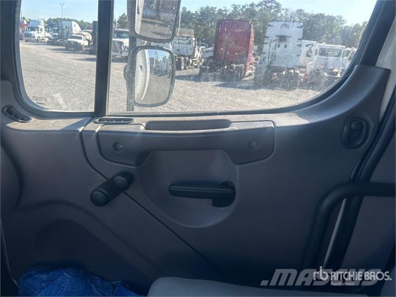 Freightliner M2 106 Skriňová nadstavba