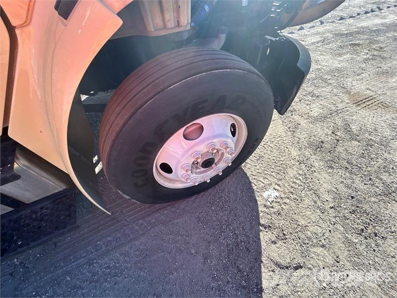 Freightliner M2 106 Camiones caja cerrada