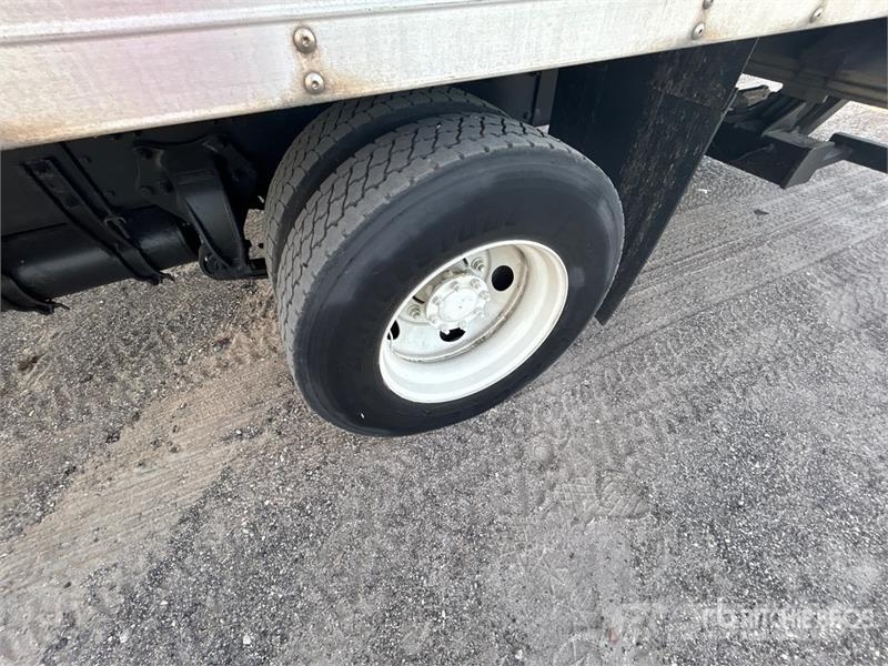 Freightliner M2 106 Camiones caja cerrada
