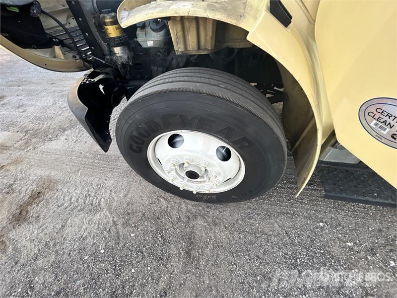 Freightliner M2 106 Camiones caja cerrada
