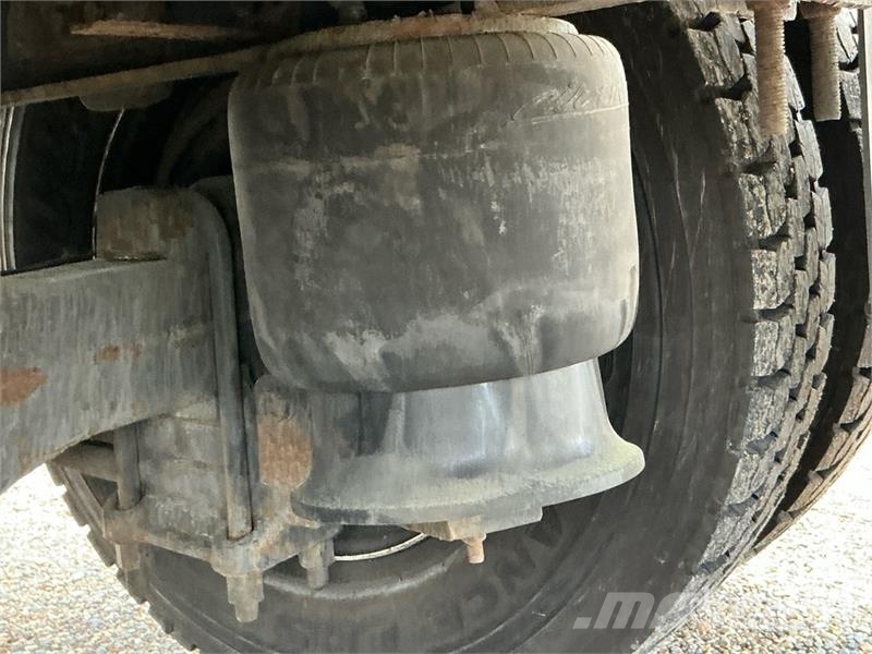 Freightliner M2 106 Sunkvežimiai su dengtu kėbulu